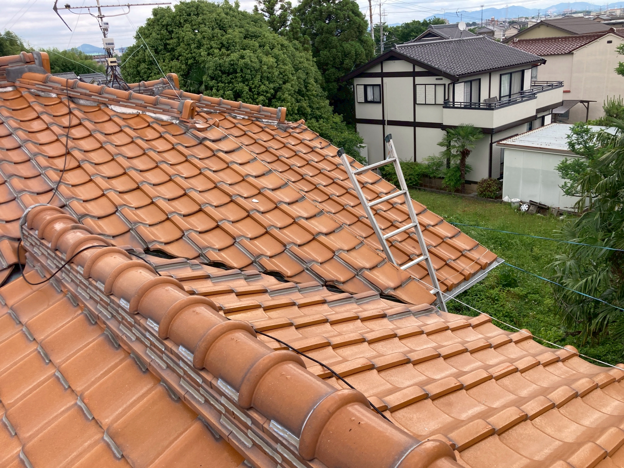岐阜市｜劣化した瓦屋根の点検！漆喰・棟・谷板金と複数の補修が必要